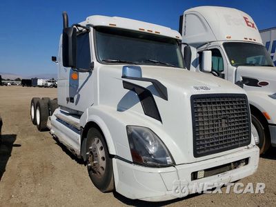 Czwarte zdjęcie samochodu z boku: 2017 VOLVO VNL SEMI TRUCK VIN:4V5N99UG8HN972189 - miniatura