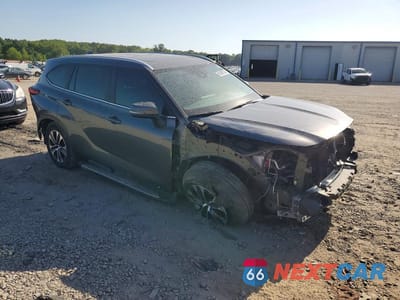 Czwarte zdjęcie samochodu z boku: 2023 TOYOTA HIGHLANDER XLE VIN:5TDKDRAH5PS039146 - miniatura