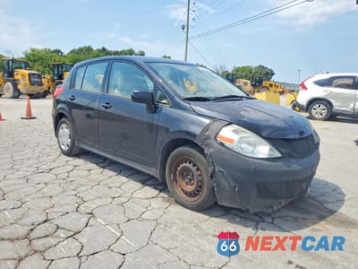 Czwarte zdjęcie samochodu z boku: 2009 NISSAN VERSA 1.8 S VIN:3N1BC13EX9L498949 - miniatura