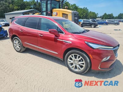 Czwarte zdjęcie samochodu z boku: 2023 BUICK ENCLAVE ESSENCE VIN:5GAERBKW2PJ177258 - miniatura