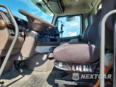 Zdjęcie 7 z 12 samochodu: 2017 VOLVO VNL SEMI TRUCK VIN:4V4N39TG4HN988087 - miniatura