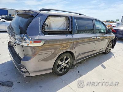 Trzecie zdjęcie samochodu z tyłu: 2016 TOYOTA SIENNA SE VIN:5TDXK3DC8GS718045 - miniatura