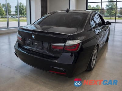 Czwarte zdjęcie samochodu z boku: 2016 BMW 320 I VIN:WBA8E1G51GNT34317 - miniatura