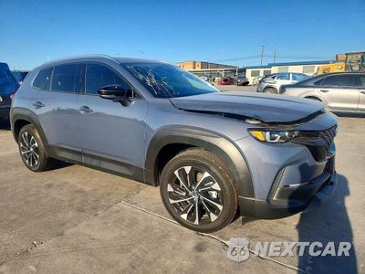 Czwarte zdjęcie samochodu z boku: 2026 MAZDA CX-50 PREMIUM PLUS VIN:7MMVAAEW0TN160778 - miniatura