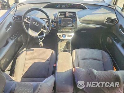 Zdjęcie 8 z 12 samochodu: 2017 TOYOTA PRIUS THREE VIN:JTDKARFU0H3051707 - miniatura