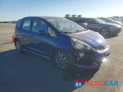 Czwarte zdjęcie samochodu z boku: 2013 HONDA FIT SPORT VIN:JHMGE8H51DC065943 - miniatura