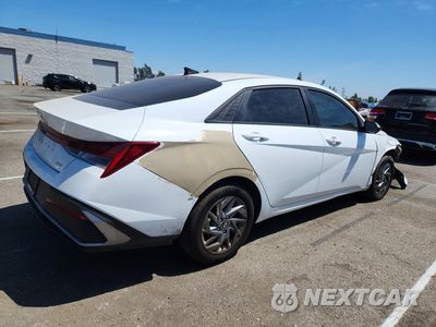 Trzecie zdjęcie samochodu z tyłu: 2025 HYUNDAI ELANTRA HYBRID BLUE VIN:KMHLM4DJ5SU140595 - miniatura