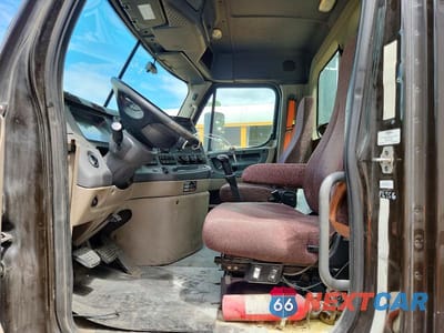 Zdjęcie 7 z 13 samochodu: 2015 FREIGHTLINER CASCADIA SEMI TRUCK VIN:1FUBGBDV7FLGD8301 - miniatura