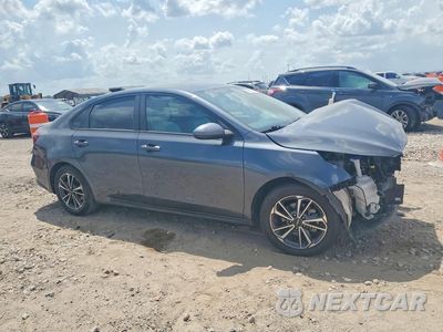 Czwarte zdjęcie samochodu z boku: 2023 KIA FORTE LXS VIN:3KPF24AD8PE541313 - miniatura