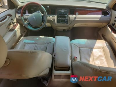 Zdjęcie 8 z 12 samochodu: 2005 LINCOLN TOWN CAR SIGNATURE LIMITED VIN:1LNHM82W25Y670645 - miniatura
