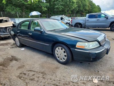 Czwarte zdjęcie samochodu z boku: 2003 LINCOLN TOWN CAR CARTIER VIN:1LNHM83W43Y629414 - miniatura