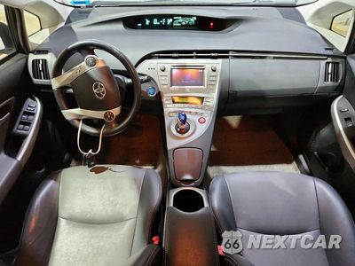 Zdjęcie 8 z 12 samochodu: 2013 TOYOTA PRIUS FOUR VIN:JTDKN3DU5D5615239 - miniatura