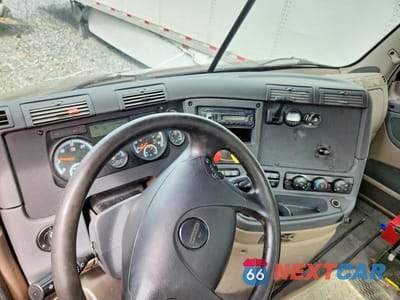 Zdjęcie 8 z 13 samochodu: 2017 FREIGHTLINER CASCADIA 113 SEMI TRUCK VIN:1FUBGBDVXHLHH2528 - miniatura