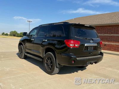 Trzecie zdjęcie samochodu z tyłu: 2014 TOYOTA SEQUOIA LIMITED VIN:5TDJW5G10ES104118 - miniatura