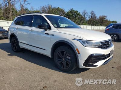 Czwarte zdjęcie samochodu z boku: 2024 VOLKSWAGEN TIGUAN SE R-LINE BLACK VIN:3VV8B7AX3RM045009 - miniatura