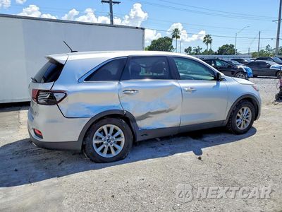 Trzecie zdjęcie samochodu z tyłu: 2019 KIA SORENTO LX V6 VIN:5XYPG4A51KG492630 - miniatura