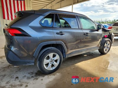 Trzecie zdjęcie samochodu z tyłu: 2021 TOYOTA RAV4 XLE VIN:2T3W1RFV0MC134511 - miniatura