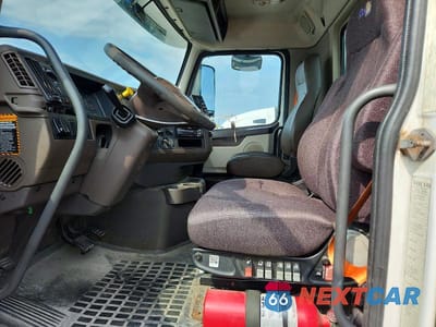 Zdjęcie 7 z 12 samochodu: 2017 VOLVO VNL SEMI TRUCK VIN:4V4N39TG9HN988182 - miniatura