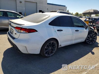 Trzecie zdjęcie samochodu z tyłu: 2021 TOYOTA COROLLA SE NIGHTSHADE EDITION VIN:5YFS4MCE5MP090690 - miniatura