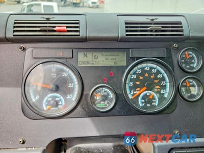 Zdjęcie 9 z 13 samochodu: 2017 FREIGHTLINER CASCADIA 113 SEMI TRUCK VIN:1FUBGBDVXHLHH2528 - miniatura