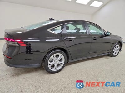Trzecie zdjęcie samochodu z tyłu: 2026 HONDA ACCORD LX VIN:1HGCY1F2XTA032300 - miniatura