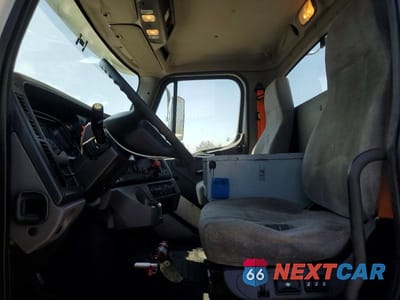 Zdjęcie 7 z 12 samochodu: 2019 FREIGHTLINER BUSINESS CLASS M2 SEMI TRUCK VIN:1FUBC4FT8KHLH9248 - miniatura