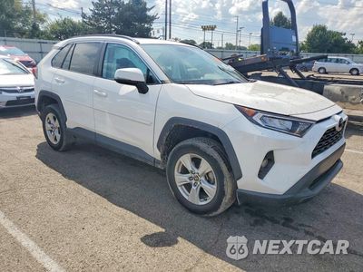 Czwarte zdjęcie samochodu z boku: 2021 TOYOTA RAV4 XLE VIN:2T3P1RFV2MW230689 - miniatura