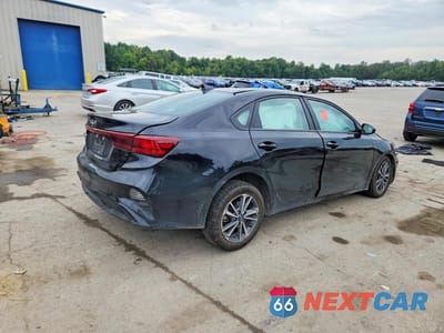 Trzecie zdjęcie samochodu z tyłu: 2023 KIA FORTE LXS VIN:3KPF24AD6PE589263 - miniatura
