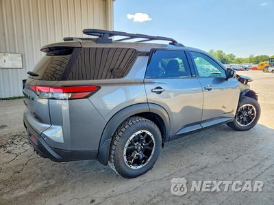 Trzecie zdjęcie samochodu z tyłu: 2025 NISSAN PATHFINDER ROCK CREEK VIN:5N1DR3BD8SC235137 - miniatura