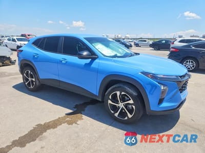 Czwarte zdjęcie samochodu z boku: 2024 CHEVROLET TRAX 1RS VIN:KL77LGE24RC134592 - miniatura
