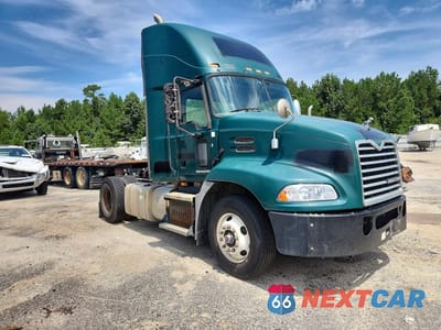 Czwarte zdjęcie samochodu z boku: 2016 MACK CXU612 SEMI TRUCK VIN:1M1AW01X8GM008526 - miniatura