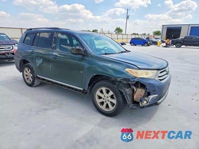Czwarte zdjęcie samochodu z boku: 2013 TOYOTA HIGHLANDER SE VIN:5TDZK3EH8DS116289 - miniatura