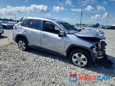 Czwarte zdjęcie samochodu z boku: 2021 TOYOTA RAV4 XLE VIN:2T3W1RFV2MC164366 - miniatura