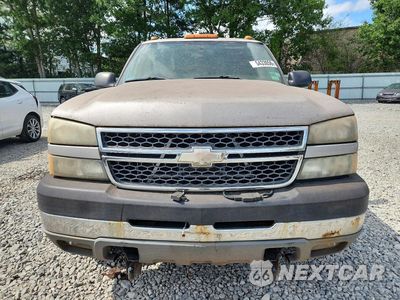 Piąte zdjęcie samochodu w środku: 2005 CHEVROLET SILVERADO K2500 HEAVY DUTY VIN:1GCHK29U15E105512 - miniatura