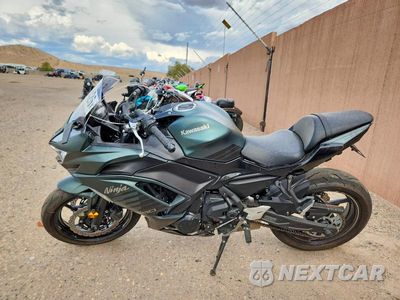 Trzecie zdjęcie samochodu z tyłu: 2025 KAWASAKI EX650 P VIN:ML5EXEP10SDAF3735 - miniatura