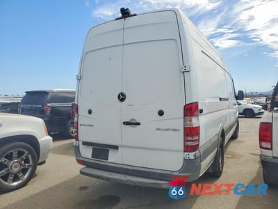 Trzecie zdjęcie samochodu z tyłu: 2016 MERCEDES-BENZ SPRINTER 2500 DELIVERY VAN VIN:WD3PE8DD3GP315656 - miniatura