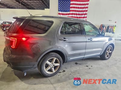 Trzecie zdjęcie samochodu z tyłu: 2019 FORD EXPLORER XLT VIN:1FM5K7D81KGA69343 - miniatura