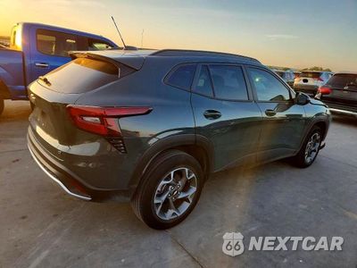 Trzecie zdjęcie samochodu z tyłu: 2025 CHEVROLET TRAX 1LT VIN:KL77LHEP8SC238977 - miniatura