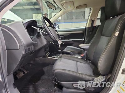 Zdjęcie 7 z 13 samochodu: 2017 MITSUBISHI OUTLANDER ES VIN:JA4AD2A33HZ000511 - miniatura