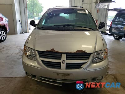 Piąte zdjęcie samochodu w środku: 2005 DODGE GRAND CARAVAN SXT VIN:2D4GP44L15R389544 - miniatura
