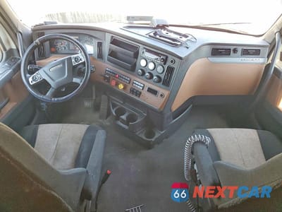 Zdjęcie 8 z 14 samochodu: 2019 FREIGHTLINER CASCADIA - SEMI TRUCK VIN:3AKJHHDR0KSKD2788 - miniatura