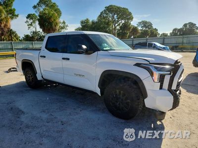 Czwarte zdjęcie samochodu z boku: 2026 TOYOTA TUNDRA SR5 VIN:5TFLA5DB8TX381918 - miniatura