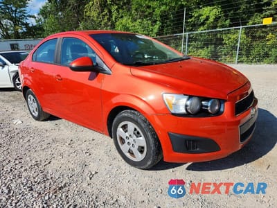 Czwarte zdjęcie samochodu z boku: 2013 CHEVROLET SONIC LS VIN:1G1JA5SG1D4174711 - miniatura