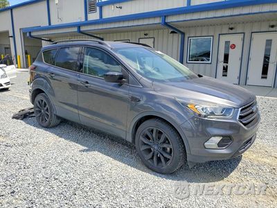 Czwarte zdjęcie samochodu z boku: 2018 FORD ESCAPE SE VIN:1FMCU0GD2JUC62411 - miniatura