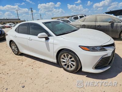 Czwarte zdjęcie samochodu z boku: 2021 TOYOTA CAMRY LE VIN:4T1C11AK9MU581573 - miniatura