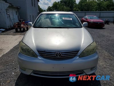 Piąte zdjęcie samochodu w środku: 2005 TOYOTA CAMRY XLE V6 VIN:4T1BF30KX5U085998 - miniatura
