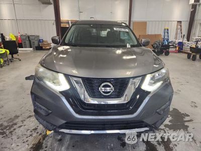 Piąte zdjęcie samochodu w środku: 2017 NISSAN ROGUE S VIN:5N1AT2MT3HC746489 - miniatura
