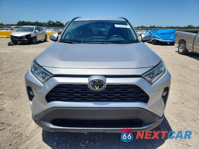 Piąte zdjęcie samochodu w środku: 2020 TOYOTA RAV4 XLE VIN:2T3W1RFV4LC068981 - miniatura