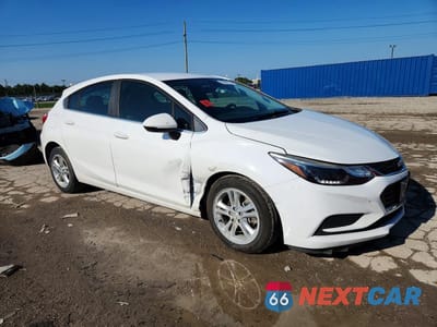 Czwarte zdjęcie samochodu z boku: 2018 CHEVROLET CRUZE LT VIN:3G1BE6SM0JS627653 - miniatura