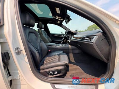 Piąte zdjęcie samochodu w środku: 2020 BMW 530 XI VIN:WBAJR7C07LCD10180 - miniatura